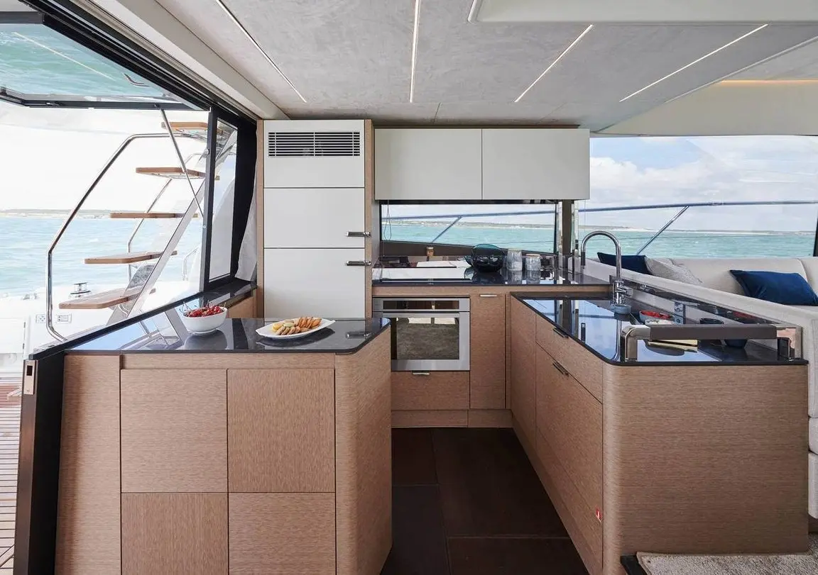 Prestige 590 Fly