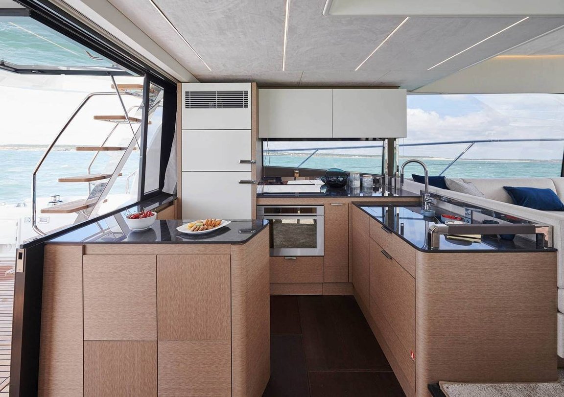 Prestige 590 Fly